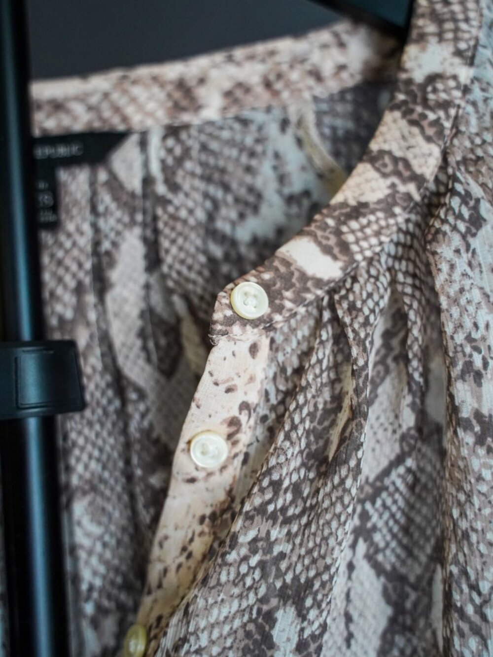 Banana Republic Petite XXS Women's Snakeskin Print Long Sleeve Blouse - Picture 3 of 11